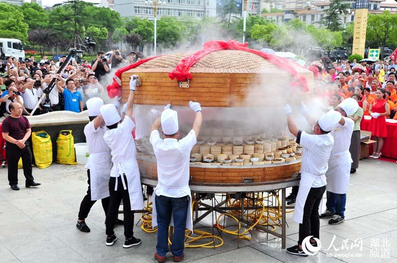 湖北天门：“神州第一笼”开笼 1098道特色蒸菜供万人品尝(图2)