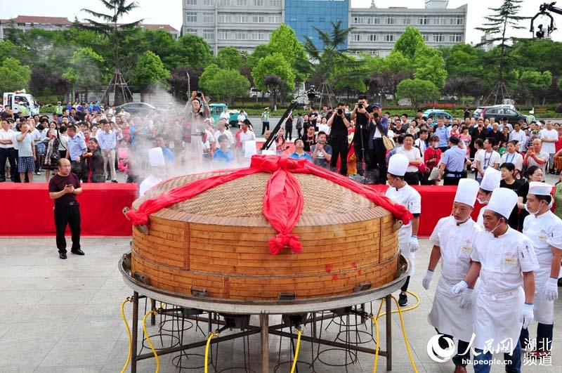 湖北天门：“神州第一笼”开笼 1098道特色蒸菜供万人品尝(图1)