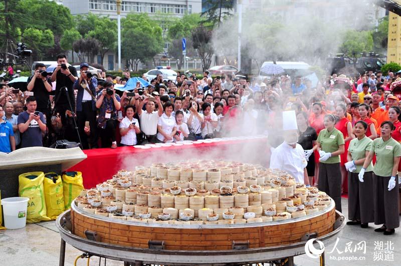 湖北天门：“神州第一笼”开笼 1098道特色蒸菜供万人品尝(图5)