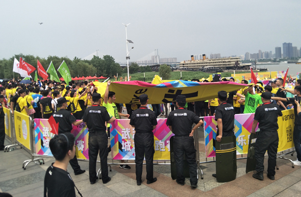 创办至今,乐跑足迹遍布全国60个城市300余场赛事,累计17000多家企业60余万人参与。2018年,万科将用乐跑丈量改革开放的历程,用具有历史意义的地标串起乐跑的线路。汇聚40城改革开放足迹,反映中国的城市化变化,展示改革开放伟大成果,响应19大号召,承前启后、继往开来,同创健康中国。武汉作为改革开放生力军,将是城市乐跑赛的重要一站。