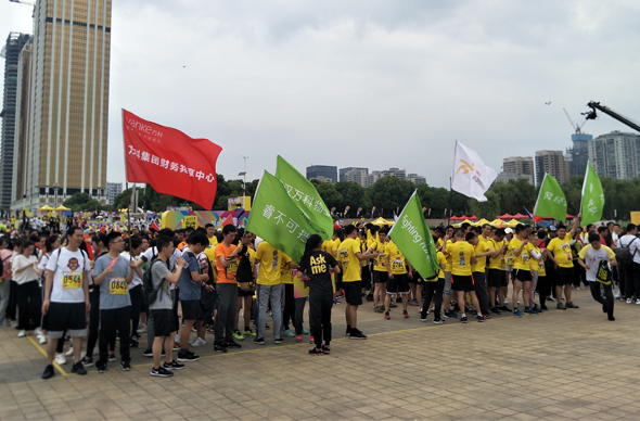 作为中国房地产企业的持续领跑者,万科乐跑的运动精神不仅深入到企业本身,还传递到城市中,带给城市人群更多的活力和欢乐,这也是万科作为一个公民企业的责任感的生动体现。