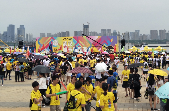 2018年武汉城市乐跑赛拟于5月25日(周五)下午在汉口江滩举行。