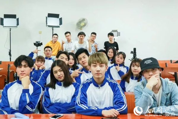 武汉13名大学生拍摄MV《我的天空》为高考考