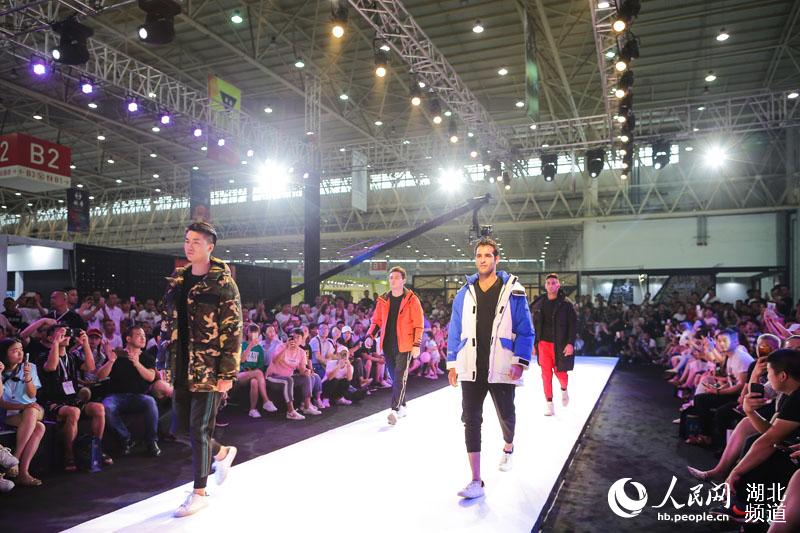 汉派服装展示风采 2018中国纺织服装流通大会在汉举行【3】