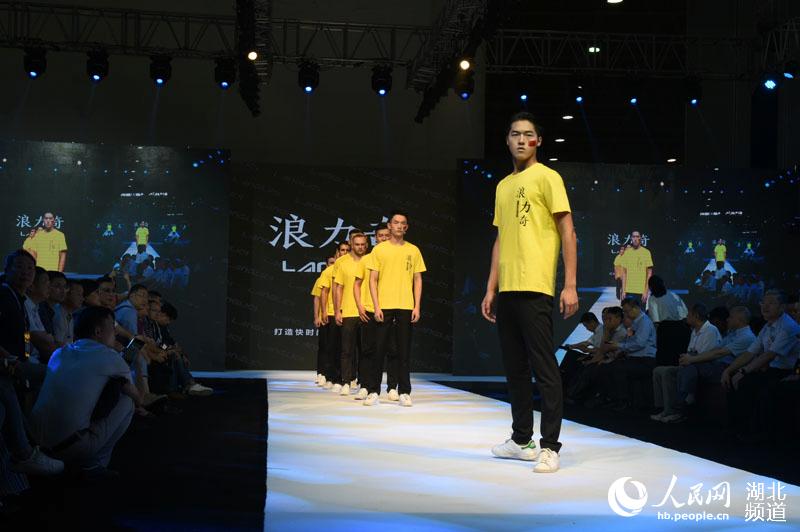 汉派服装展示风采 2018中国纺织服装流通大会在汉举行【6】