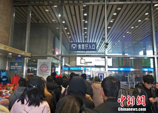 回家的欲望，黃牛的誘惑　　2019年春運，第三方搶票軟件的加速包是當頭一棒，12306首次上線的“候補購票”功能則給了黃牛致命一擊。　　“但有些人就是更相信我們（黃牛），不相信官方！”黃牛搶票，從最初的技術戰正演變為心理戰。　　當最后一道心理防線突破，黃牛還能否成為春運搶票的必備？<a 