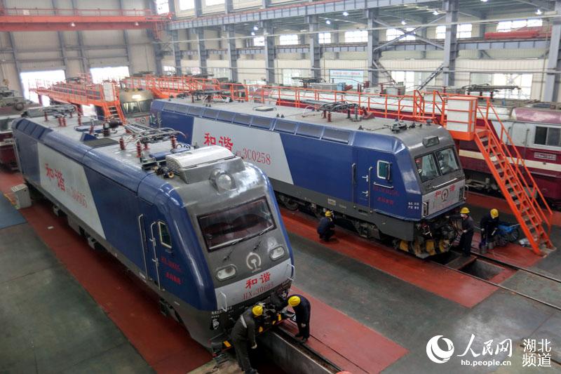 機車檢修庫現場。(楊東 攝)