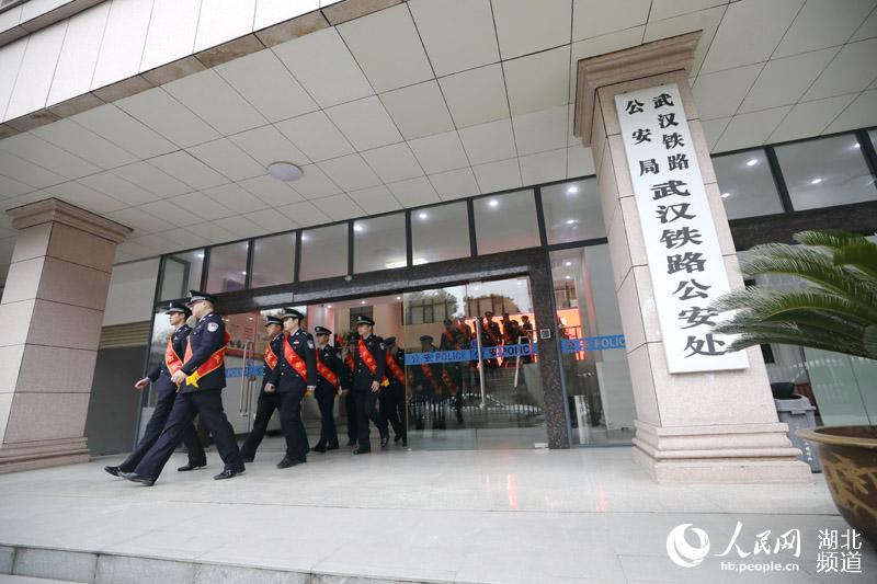 1月19日，漢口火車站，武漢鐵路公安處黨員突擊隊民警整裝出發。（馮暢 攝）