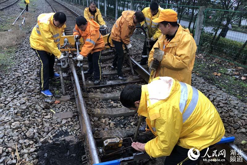 鐵路線路整治作業。呂恩超  攝