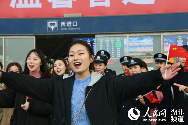 武漢：近百人在火車站“快閃”歌唱祖國　　“我和我的祖國，一刻也不能分割，無論我走到哪裡，都流出一首贊歌……”1月21日，2019年春運第一天，來自華中師范大學音樂學院的學子和火車站、鐵路公安工作人員等近百人在武漢火車站展開了一場“快閃”活動，他們用歌聲歌唱祖國，溫暖著旅客的回家路。<a 