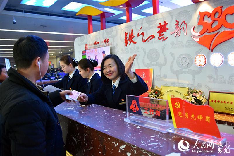 “鐵心楚韻580”服務台為旅客提供問詢引導。（陳俊 攝）