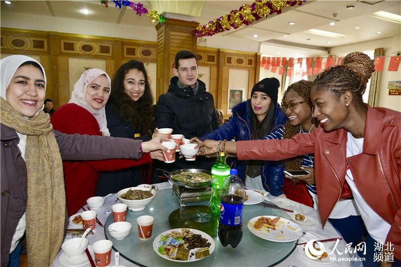 华中师大300名留学生同吃年饭 校长现场发红包贺新年(图2)