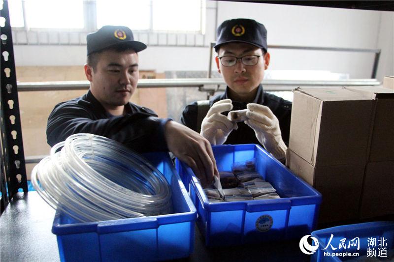 出工前童舟對所需的配件進行清理和補充。（戶帥藝 攝）