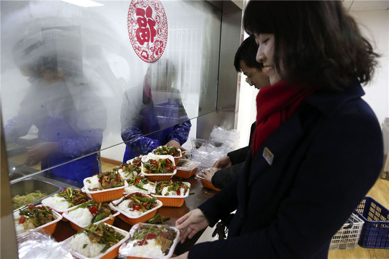 春運期間必須在10點前准備兩百份飯。邱晟 攝