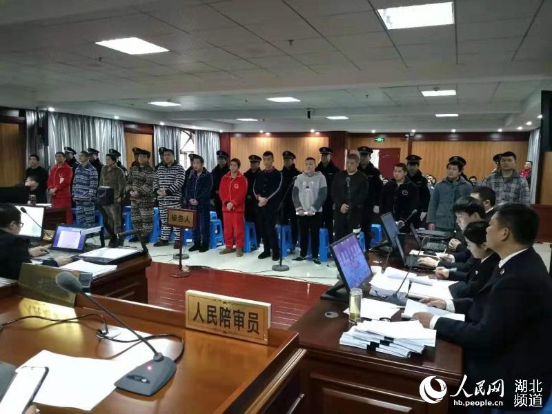湖北通山首例涉黑案件开庭 14人受审