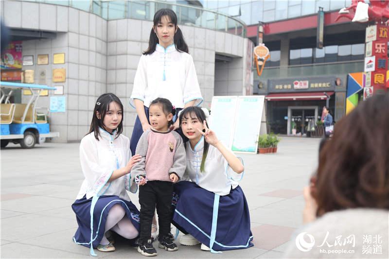 赏桃花汉服穿搭图片,赏桃花汉服穿搭图片大全