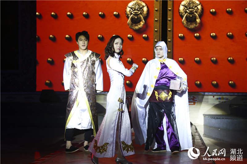 赏桃花汉服穿搭图片,赏桃花汉服穿搭图片大全