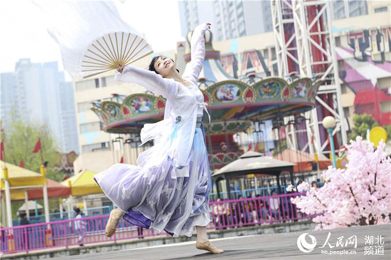 赏桃花汉服穿搭图片,赏桃花汉服穿搭图片大全