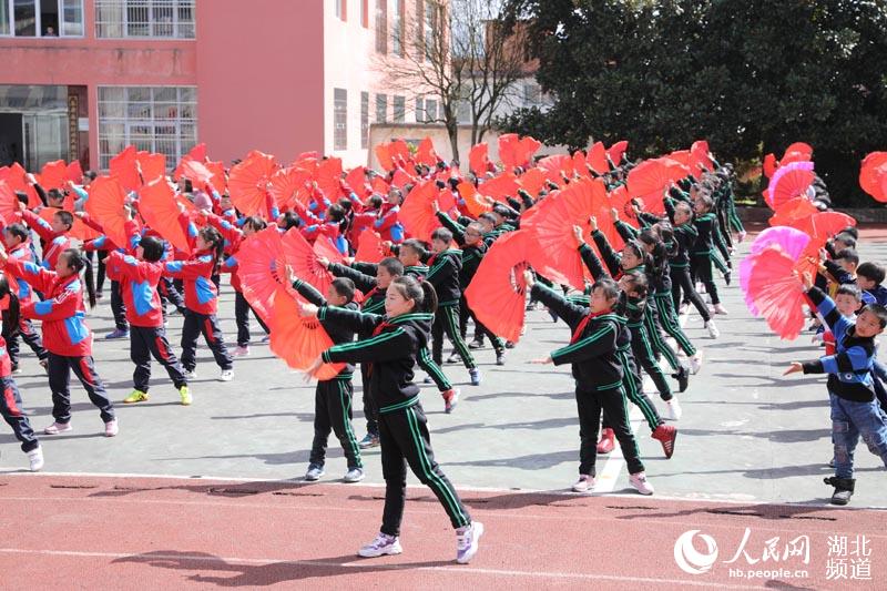 湖北鹤峰:中国功夫扇舞动大课间