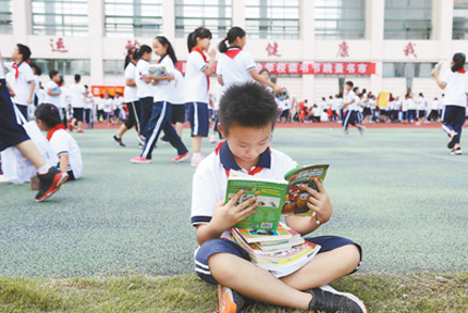 "美國小學生6年下來可以讀完1404本書，而中國小學生平均每學期才讀了不到5本課外書。"江蘇特級語文教師高子陽說。　　高子陽回憶，在多方面努力之下，學校在短時間內就發生了很大的變化：圖書館、閱覽室裡擠滿了人，讀課外書的學生越來越多﹔學生們每天都會寫作，每年用心制作隨筆集……