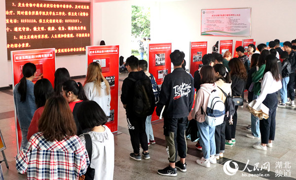 武汉东湖学院举办纪念五四运动百年图片展