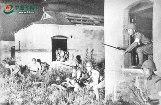 1931年9月19日凌晨，日軍炮轟東北軍駐地北大營3小時后，有准備的日軍步兵沖進北大營。圖片來源：中國軍網
