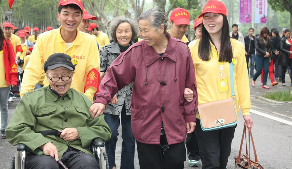志願者帶老人環游江城