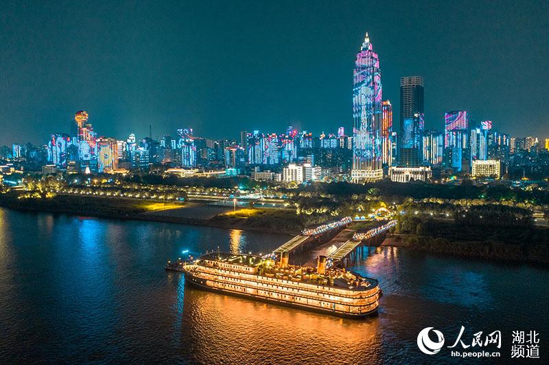 武汉长江灯光秀深情表白祖国 倾城时光惊艳亮