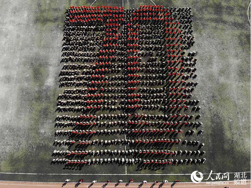 高校军训汇演:4000新生唱响爱国歌曲 花式队列表白祖国