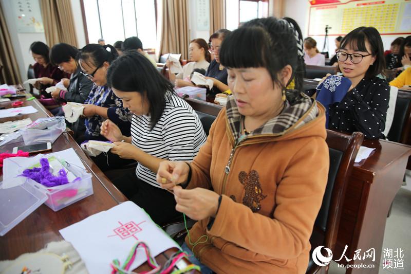 村民接受就業扶貧技能培訓10月13日，在湖北秭歸縣三峽后續規劃2019年移民就業技能（刺繡工）培訓班現場，秭歸華航職校技師為學員手把手指導刺繡。【詳細】 