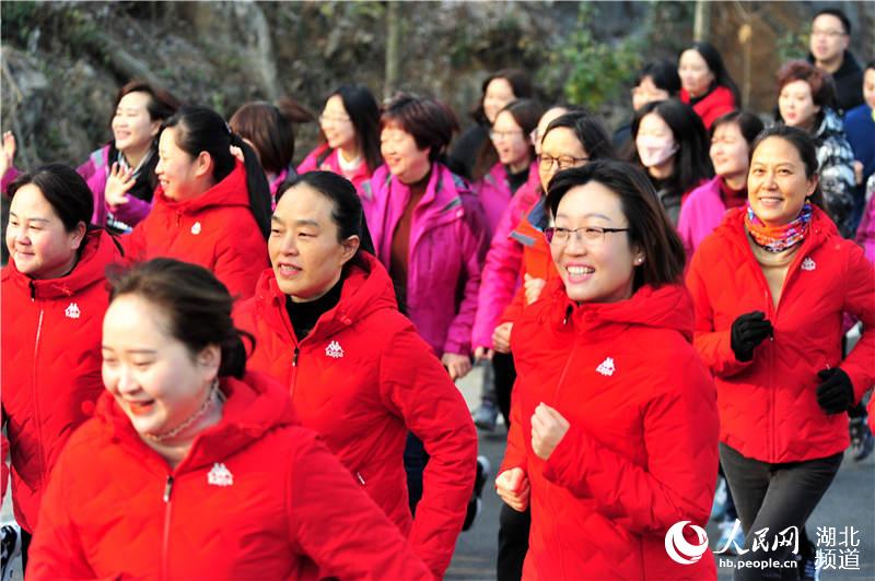 2019年12月31日，湖北省宜昌市夷陵區各行各業運動員奔跑在迎新春全民健康長跑活動的鄉村旅游公路途中。