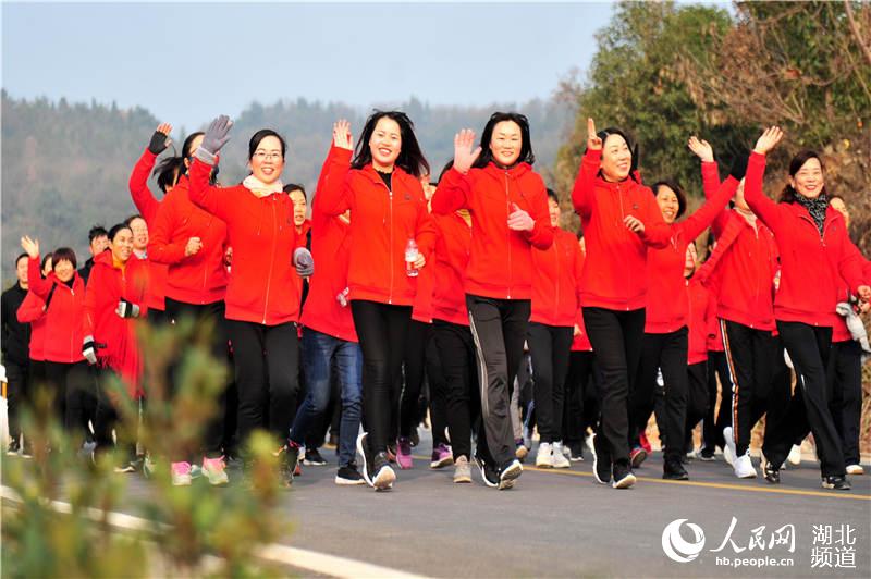 2019��12��31�գ�����ʡ�˲������������и�ҵ�˶�Ա������ӭ�´�ȫ�񽡿����ܻ��������ι�·;�С�