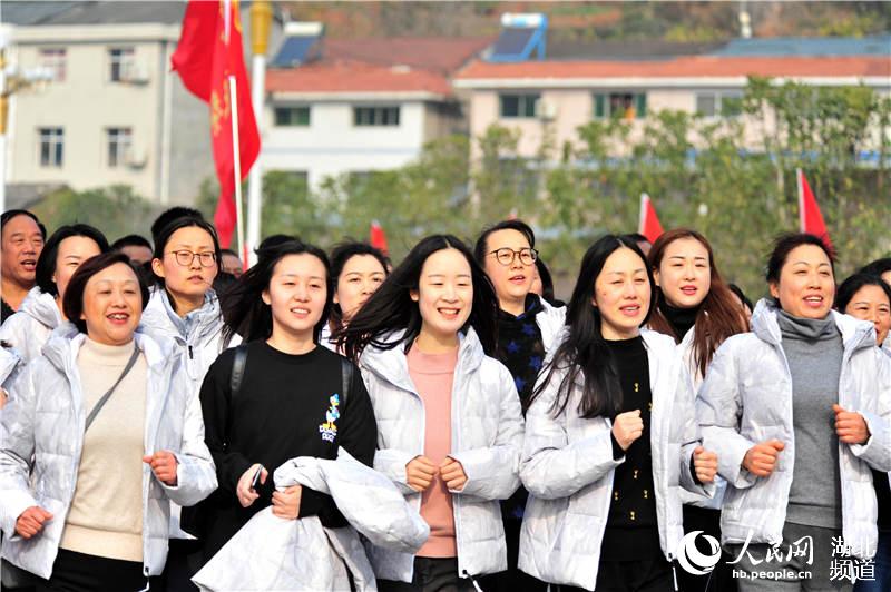 2019��12��31�գ�����ʡ�˲������������и�ҵ�˶�Ա������ӭ�´�ȫ�񽡿����ܻ��������ι�·;�С�