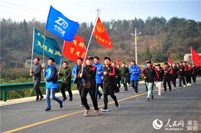 2019年12月31日，湖北省宜昌市夷陵區各行各業運動員奔跑在迎新春全民健康長跑活動的鄉村旅游公路途中。