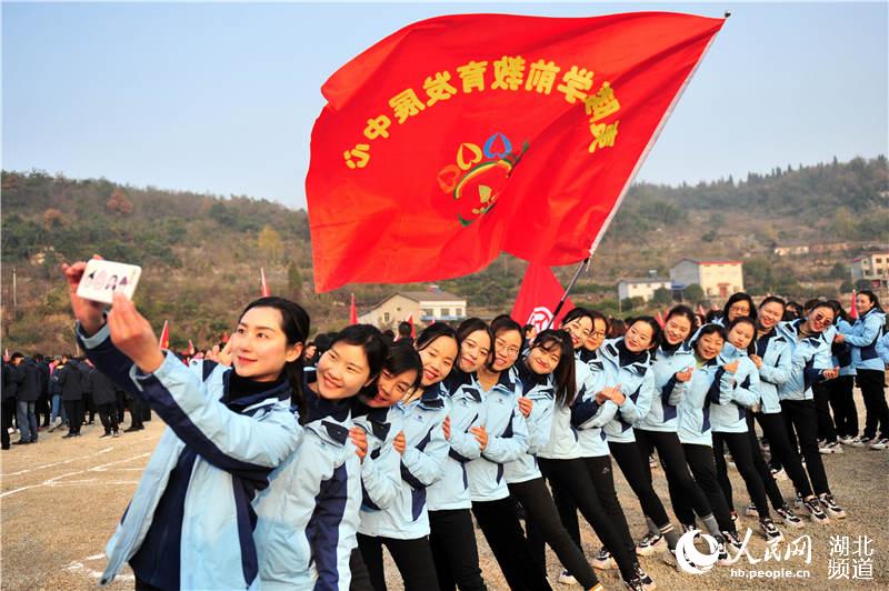 2019年12月31日，湖北省宜昌市夷陵區各行各業運動員在迎新春全民健康長跑活動現場拍照留影。
