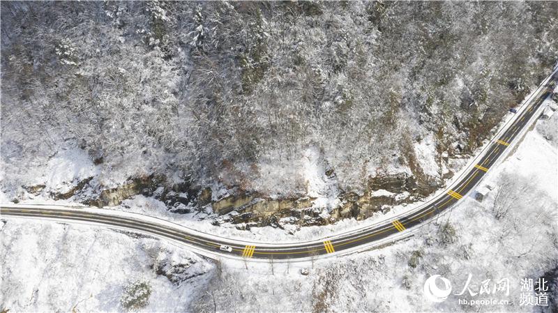 鋪設熱熔除冰系統的路面與山上積雪成明顯對比 攝影 郭裕銘