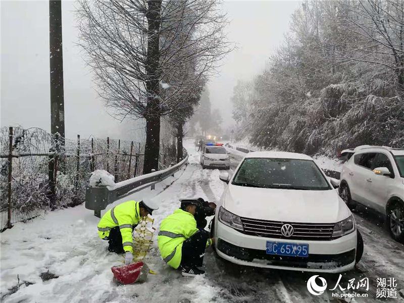 湖北竹山：警民聯動全力以赴應對第二輪低溫雨雪惡劣天氣【3】