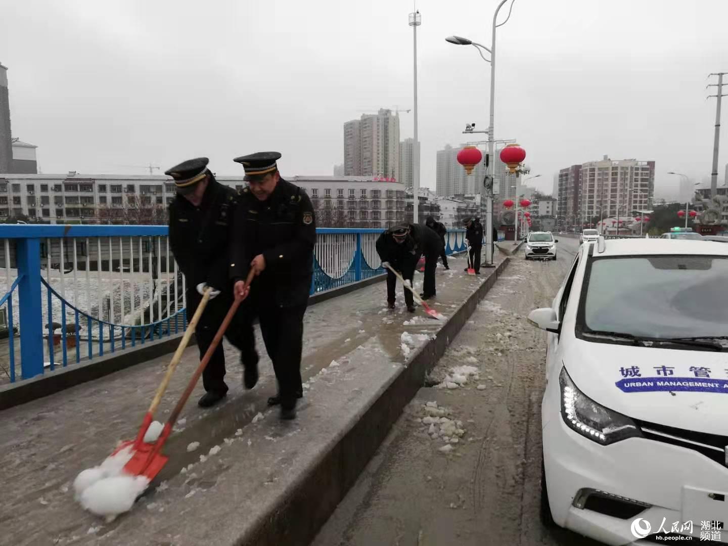 武漢第一場雪飄落黃陂 城管道路橋梁除雪融冰【2】