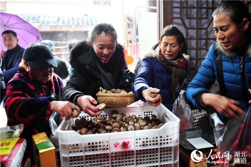 2020年1月10日，市民在湖北省宜昌市夷陵區龍泉古鎮消費扶貧專區選購農產品。