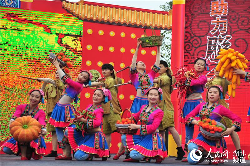 2020年1月10日，湖北省宜昌市夷陵區歌舞團的志願者表演文藝節目為消費扶貧暖場聚人氣。