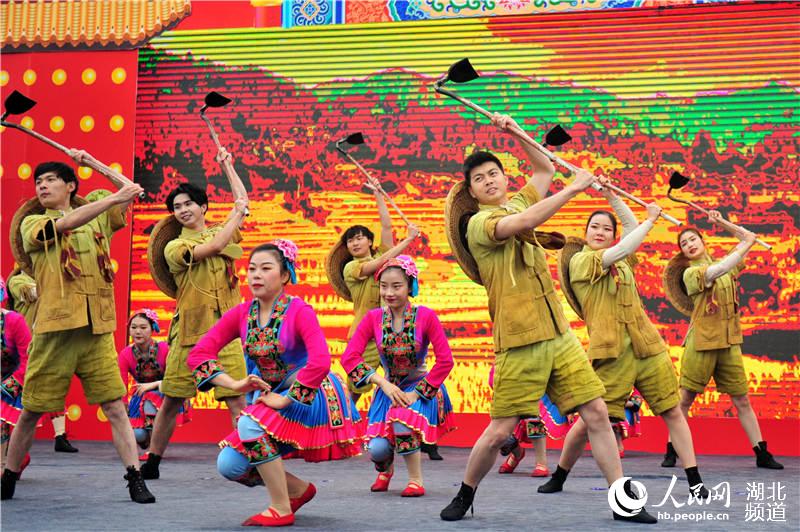 2020年1月10日，湖北省宜昌市夷陵區歌舞團的志願者表演文藝節目為消費扶貧暖場聚人氣。