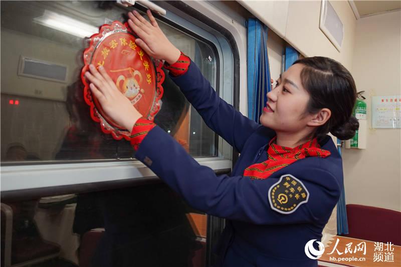 1月12日，3179次列車的工作人員在車廂內的玻璃上貼“福”字窗花，為旅客營造溫馨喜慶的乘車環境。