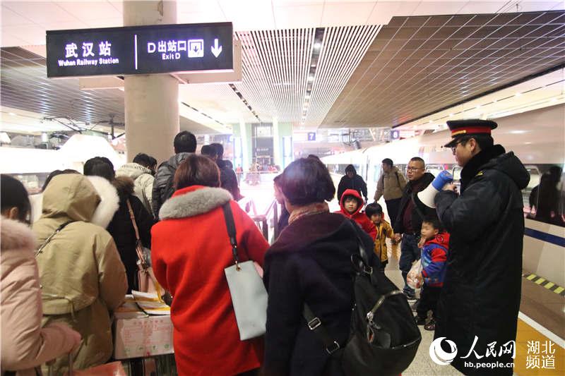 武鐵春運首趟夜行高鐵抵漢 日均2萬名旅客