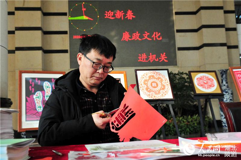 2020年1月17日，湖北省宜昌市夷陵區民間藝人張發玉在創作“廉潔剪紙”作品。