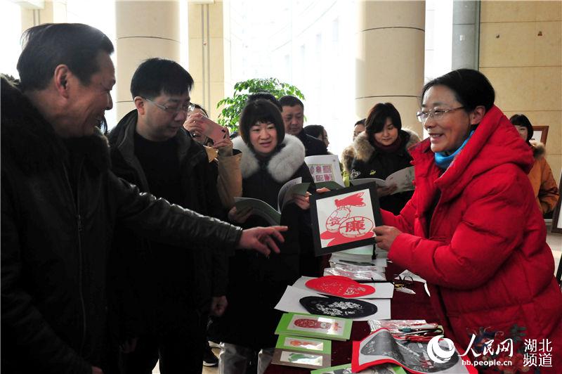 2020年1月17日，湖北省宜昌市夷陵區民間藝人黃成翠為機關黨員干部介紹“廉潔剪紙”作品。
