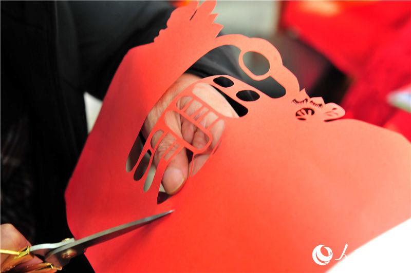 2020年1月17日，湖北省宜昌市夷陵區民間藝人張發玉在創作“廉潔剪紙”作品。