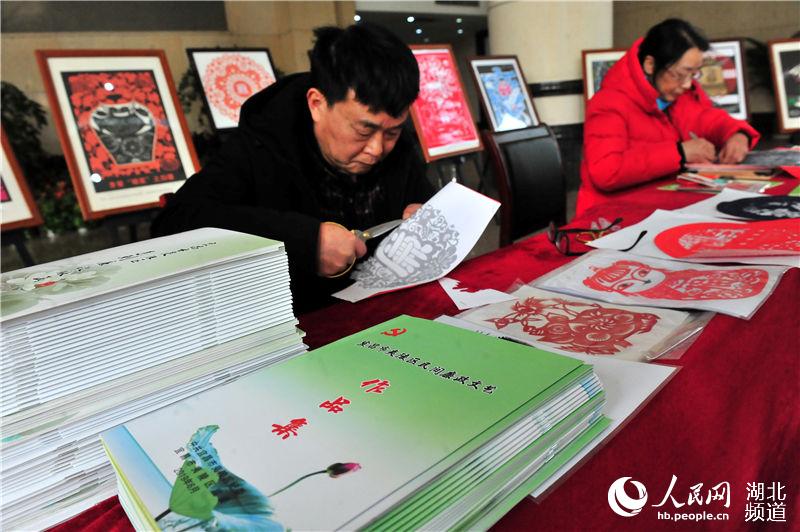 2020年1月17日，湖北省宜昌市夷陵區民間藝人在創作“廉潔剪紙”作品。