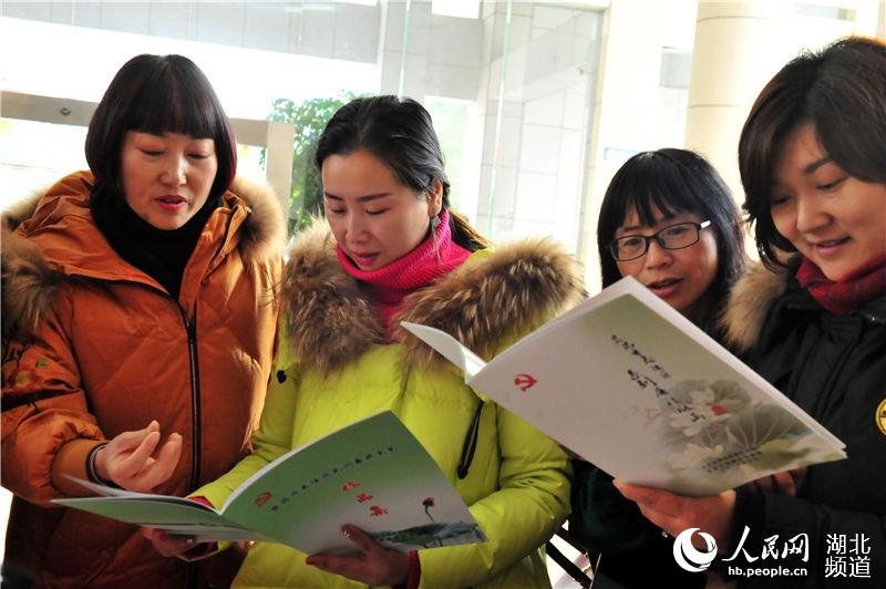 2020年1月17日，湖北省宜昌市夷陵區機關黨員干部在觀看“廉潔剪紙”作品。