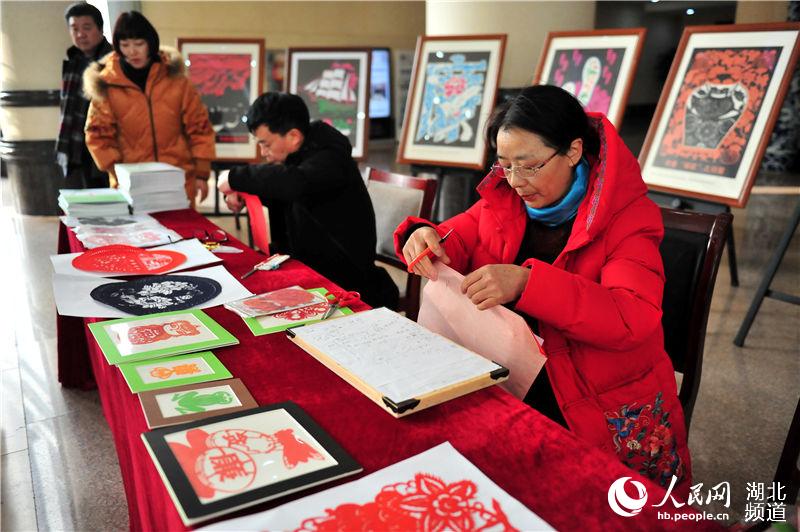 2020年1月17日，湖北省宜昌市夷陵區民間藝人在創作“廉潔剪紙”作品。