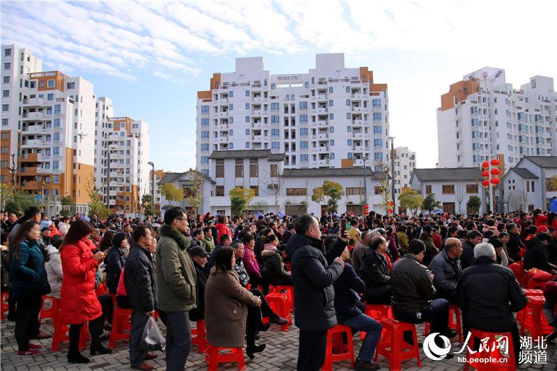 2020年1月19日，湖北省十堰市鄖陽區柳陂鎮龍韻村村民觀看文藝演出。